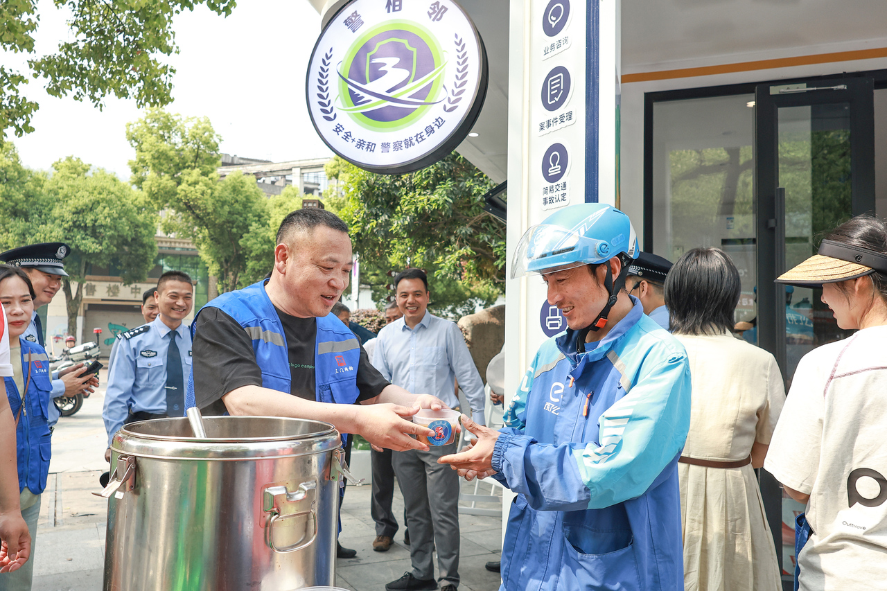 “小哥驿站”送温暖