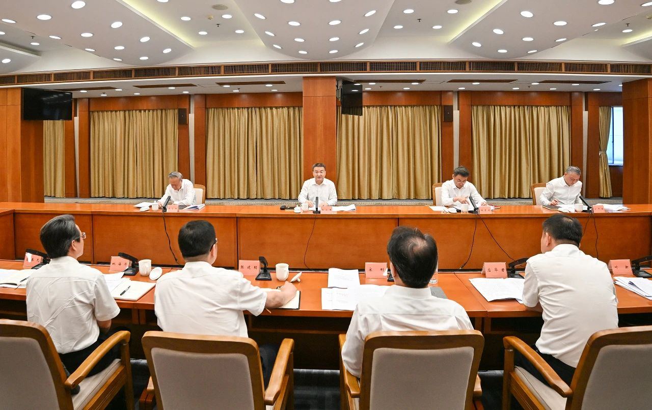 省委政法委员会第四次全体会议召开