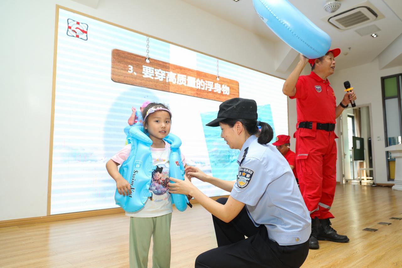 学习救生衣穿戴
