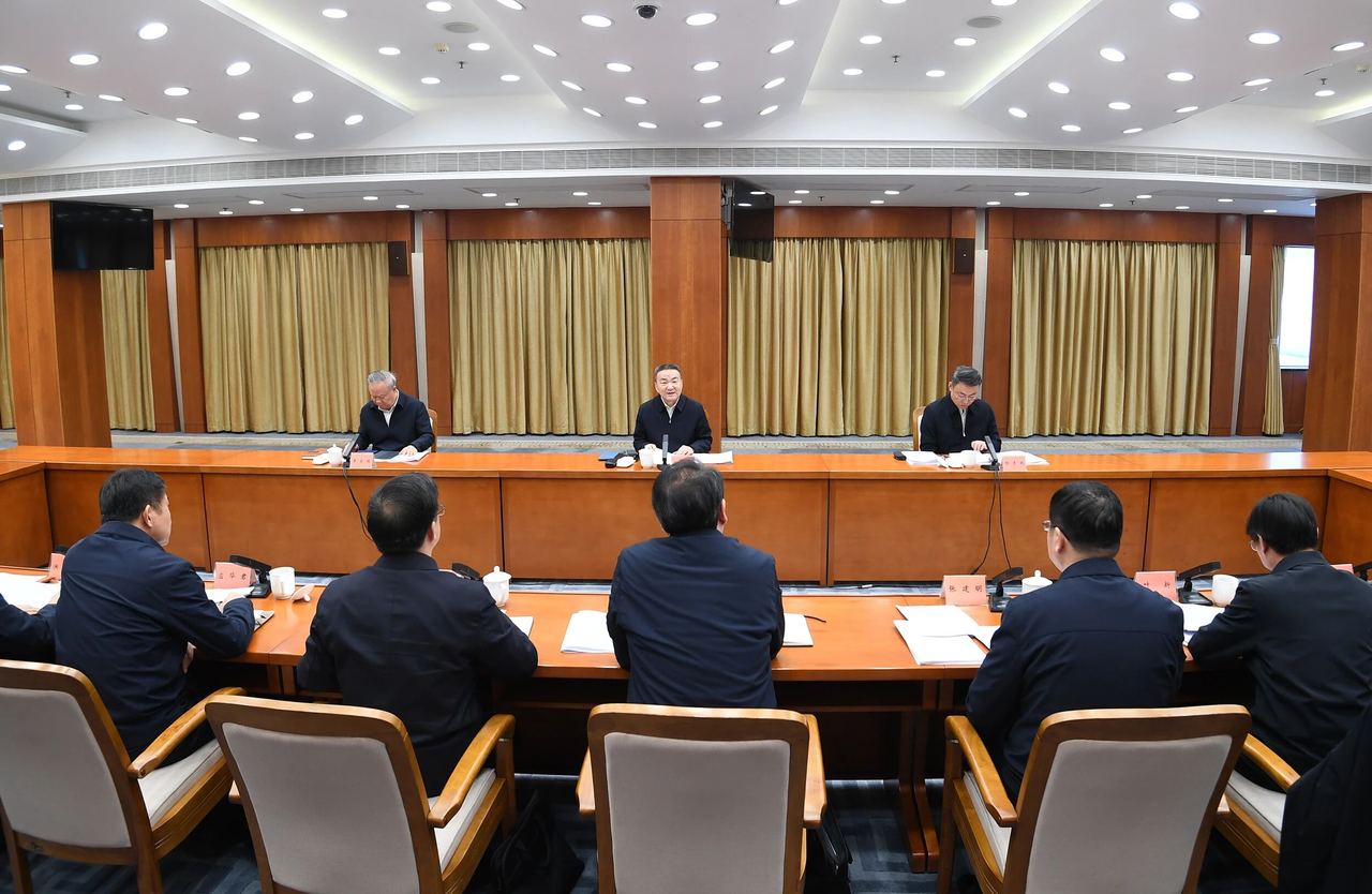 省委政法委员会第十次全体会议召开