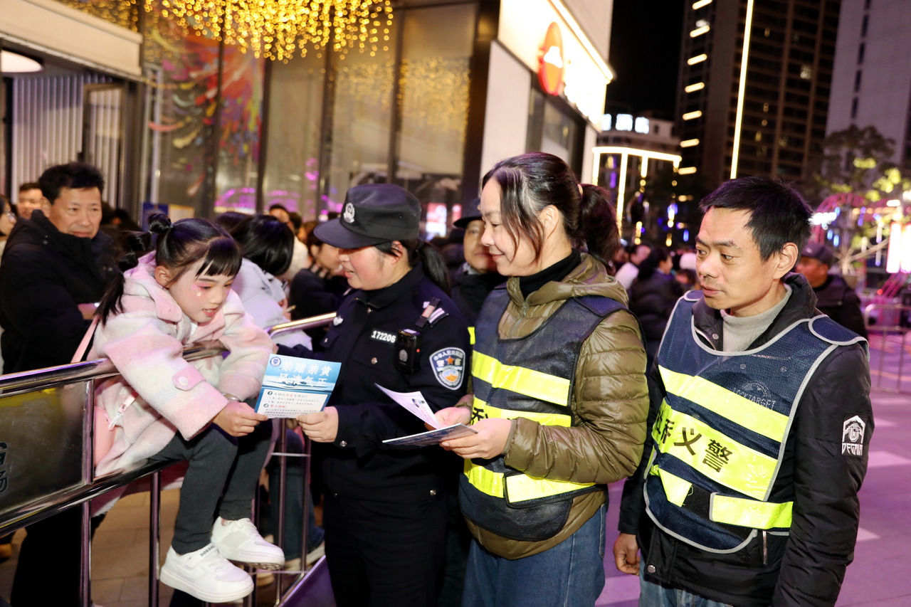 烟火好看 他们却只看观众