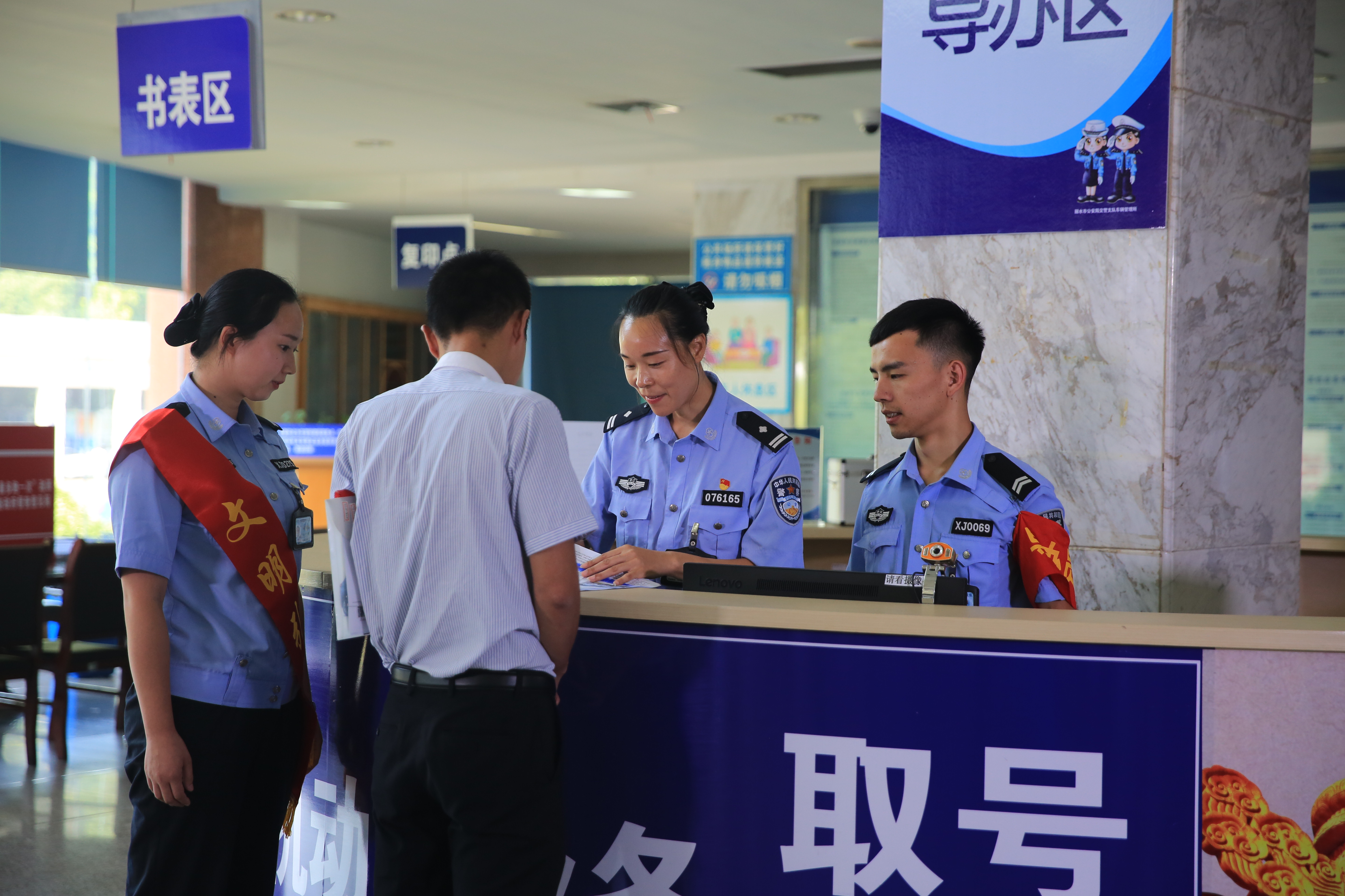 第二部分 丽水市车管所工作人员热情解答群众咨询.jpg