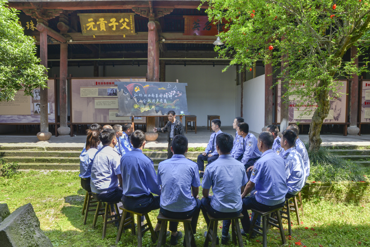 缙云壶镇派出所民警认真聆听"浙西南革命故事".jpg