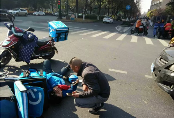 外卖小哥倒在送餐路上,人伤心更伤