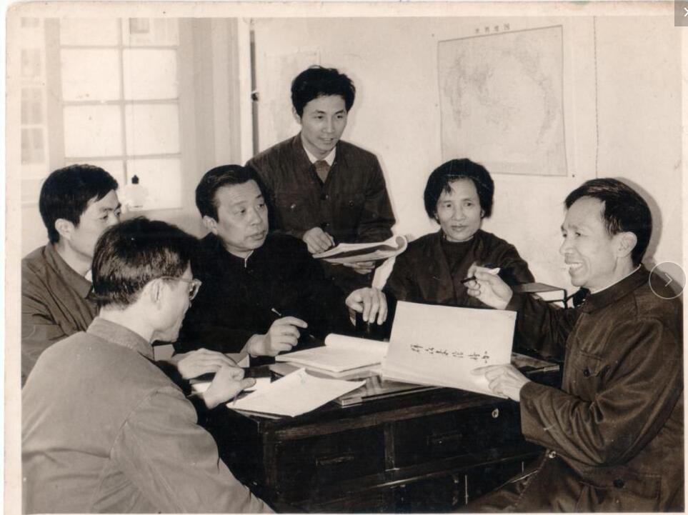 1981年12月4日，杭州市法律顾问处部分律师一起分析案情。从左到右：李春发、魏建新、曹星、王志建、傅琪英、袁显明.jpg