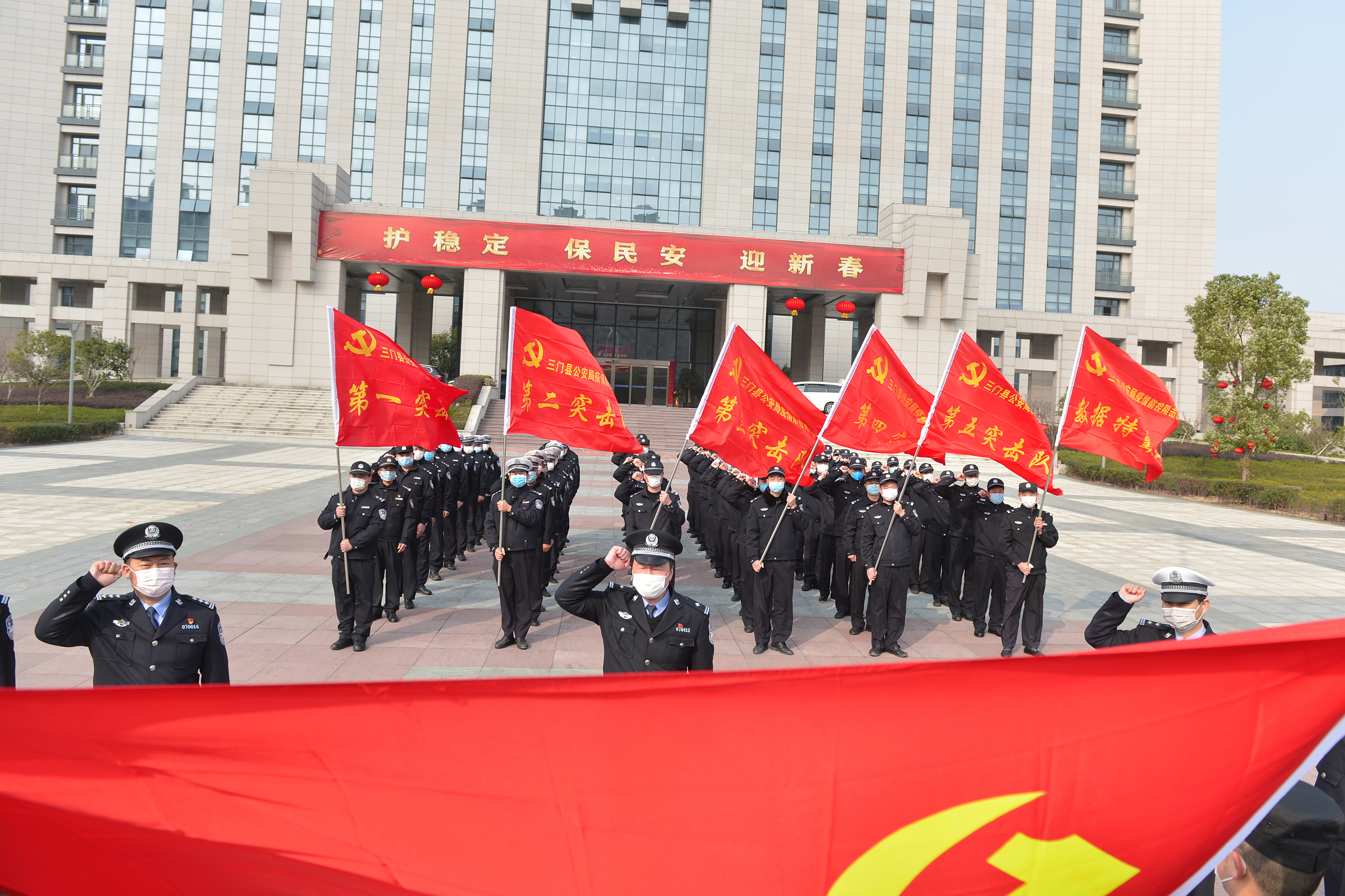 图1,党员突击队员向党旗宣誓.jpg