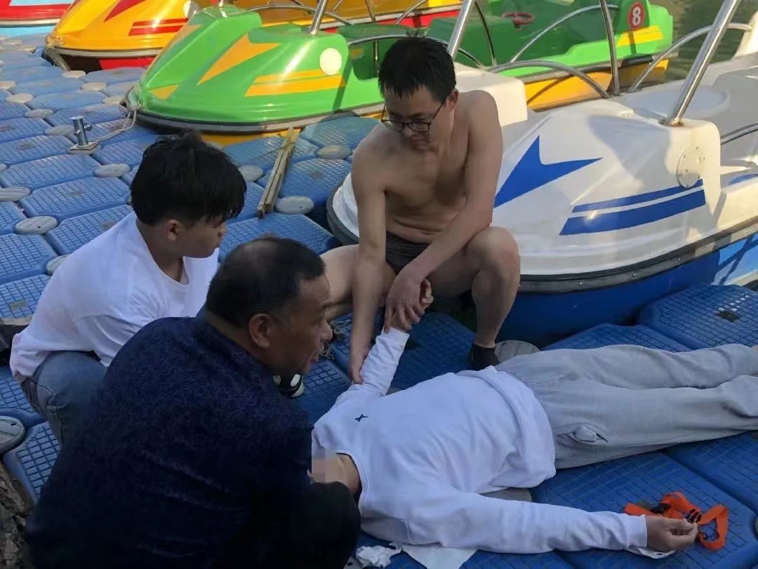 俞华峰（右一）在抢救溺水男子.jpg