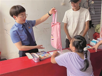 检察官和同事带着学习用品前去看望小莉.jpg