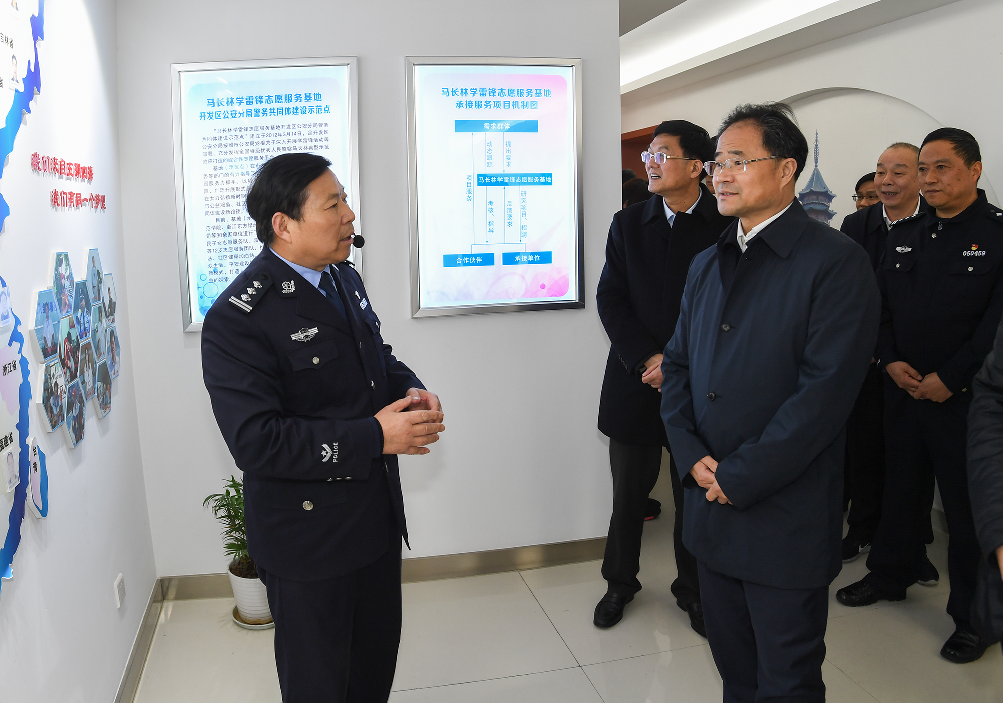 省委政法委副书记翁钢粮等参加调研.   (记者 张倩 王志浩)