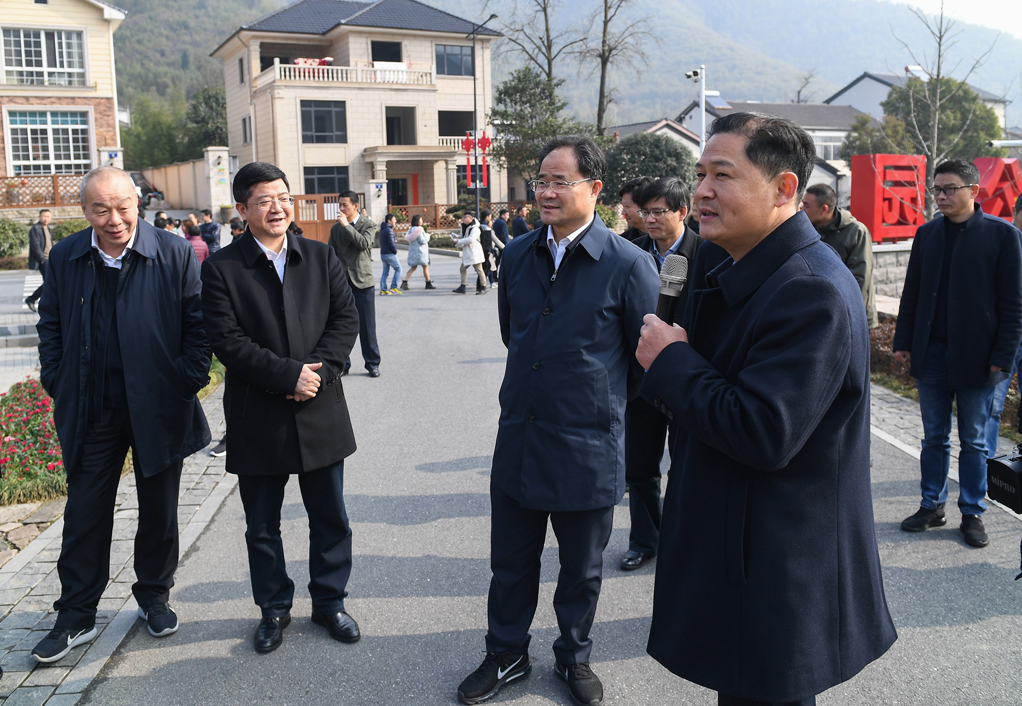 省委政法委副书记翁钢粮等参加调研.   (记者 张倩 王志浩)