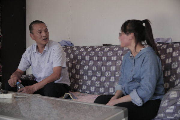 历经30多个小时,老丁(化名)带着妻女一路向南,终于从位于大西北黄土高原腹地的宁夏固原,来到2000多公里外的宁绍平原与东南丘陵的交汇处浙江宁波。 这一路走得很辛苦。为了节省开支,一家三口选择了7月23日凌晨3时从固原出发的普通火车硬座。坐在嘈杂颠簸的车厢里,安眠自然成了奢侈品。下了火车,当此前从未出过远门的女儿小雪(化名)兴奋于东部城市的繁华时,老丁的双脚已肿胀得跟馒头一样了。 2014年的爱心助学捐款现场 但是,这一趟是必须要来的,这个信念在老丁还在监狱服刑时就很坚定了。因为如果没有远