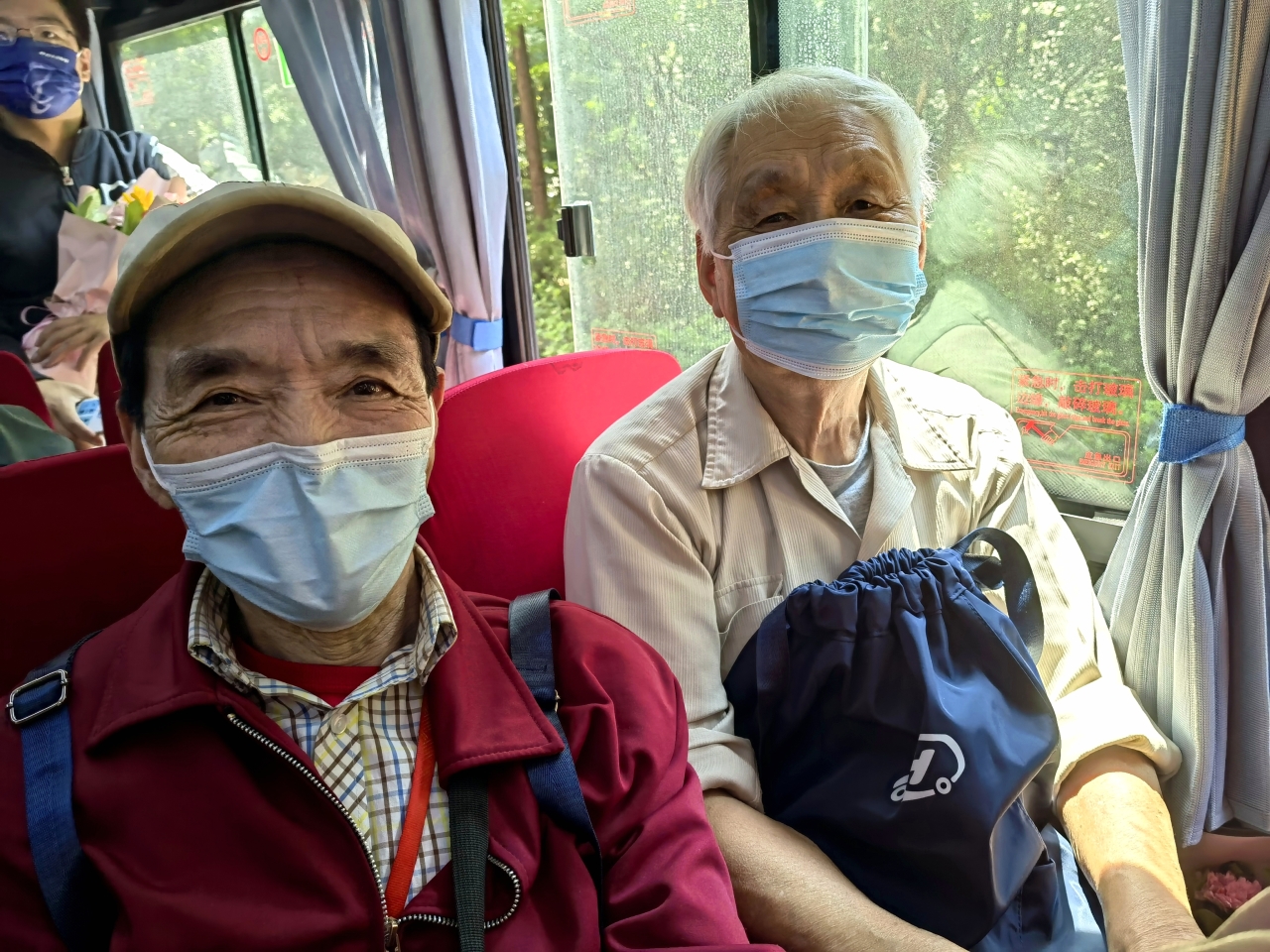 韩人俊（右）坐上“时光巴士”.jpg