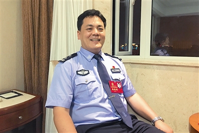 蒋定军是杭州市公安局交警支队西湖大队副大队长,同时也是北山中队