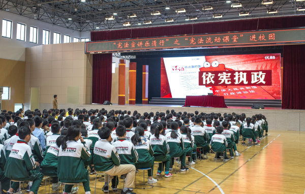 成(乐清)律师事务所律师陈鹏为乐清育英学校小