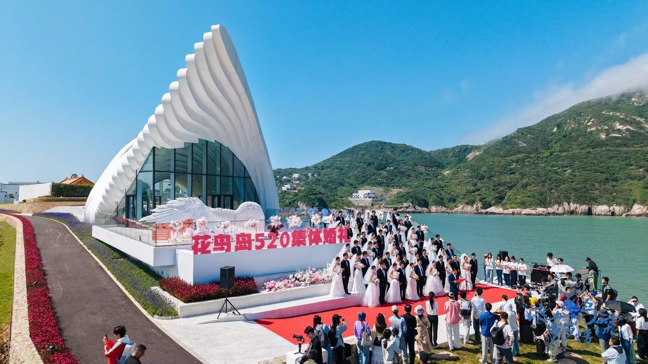 为新人送上“法治贺礼”