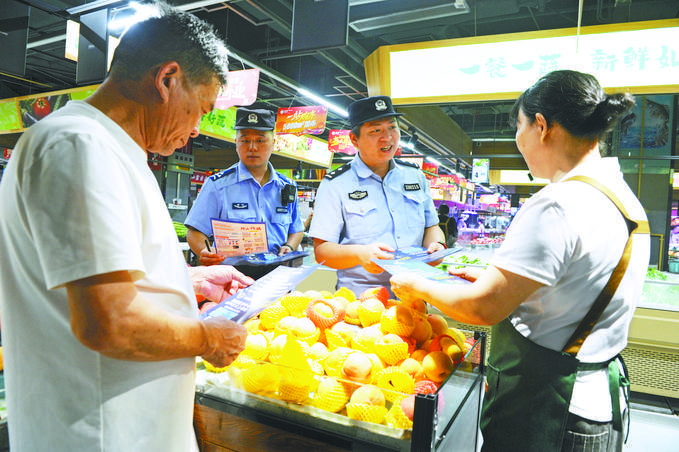反诈宣传进超市