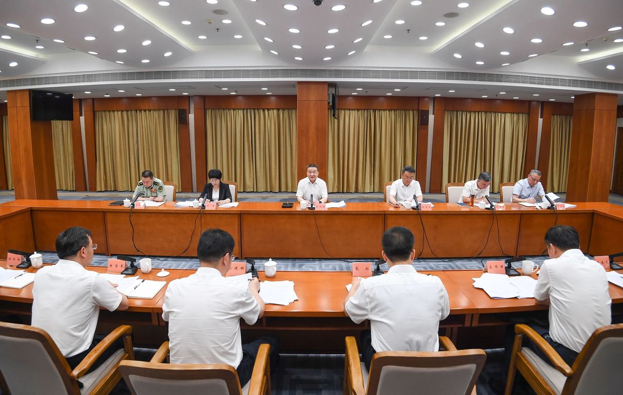 省委政法委员会全体会议召开
