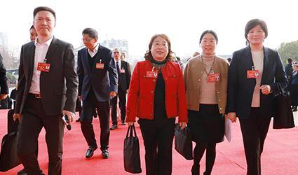 省十四届人大三次会议开幕 代表们步入会场