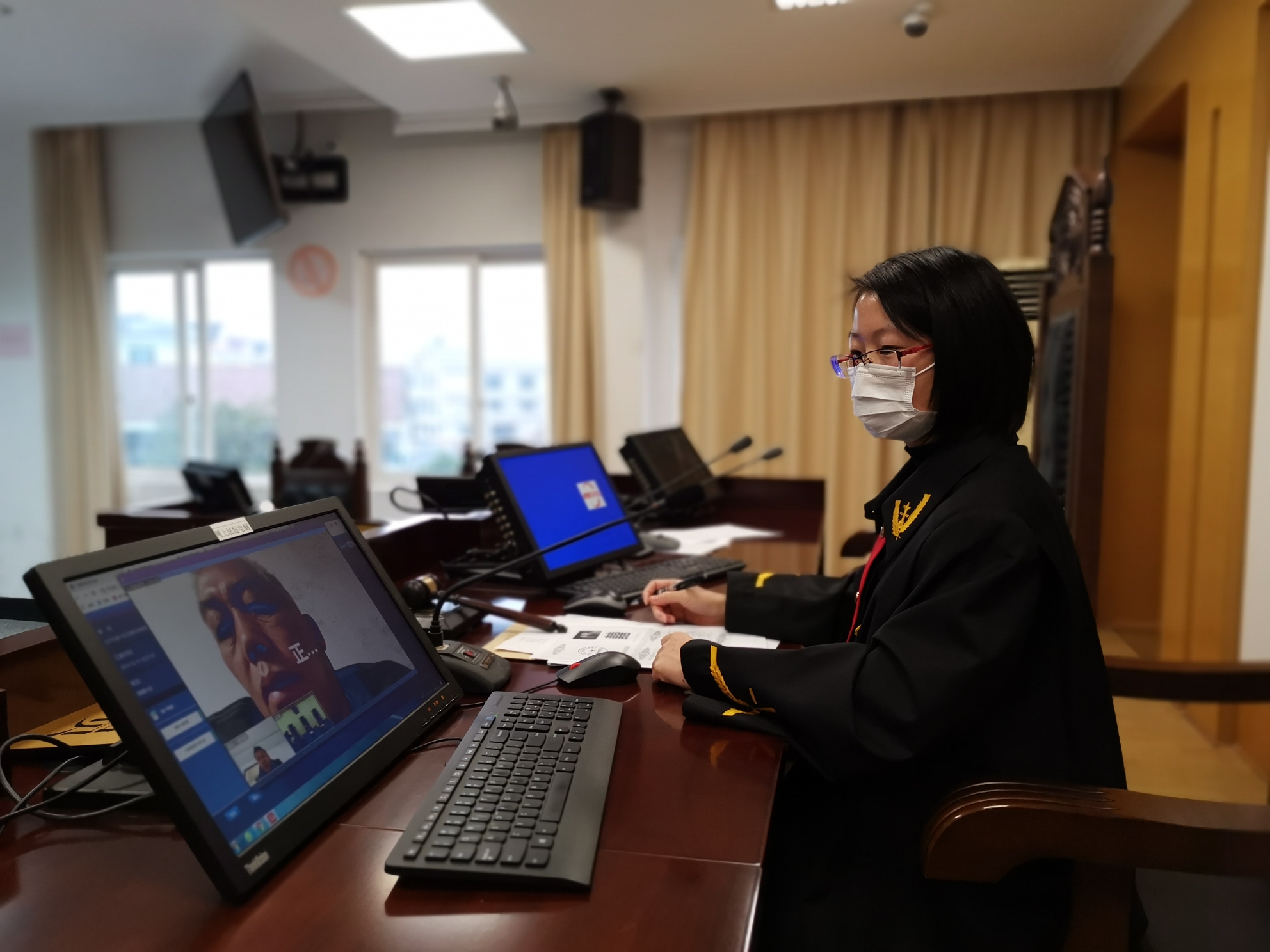 三门县法院法官陈亚利通过"互联网"法庭在线公开审理离婚纠纷.jpg