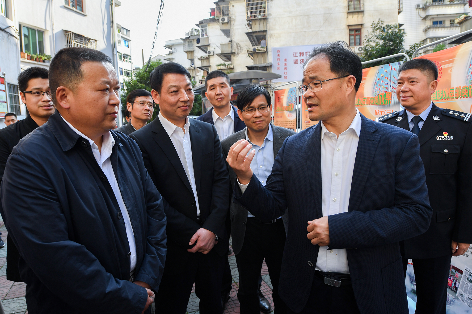 王昌荣在青田县鹤城街道塔下社区调研