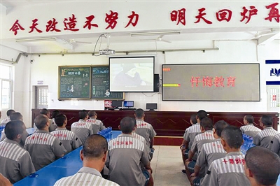为了感化他,民警辗转找到他的九旬老母