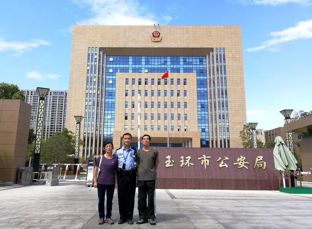 4岁女儿给交警爸爸开出"罚单" 老两口自驾就为看一眼警察儿子
