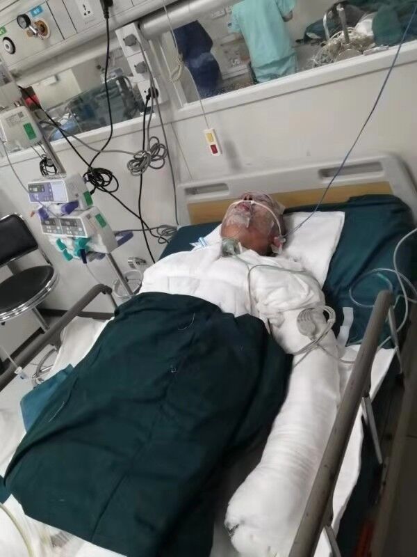 爸爸韩丰果躺在重症监护室病床上.jpg