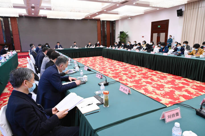 省政协委员分组讨论政府工作报告和浙江省公共数据条例草案